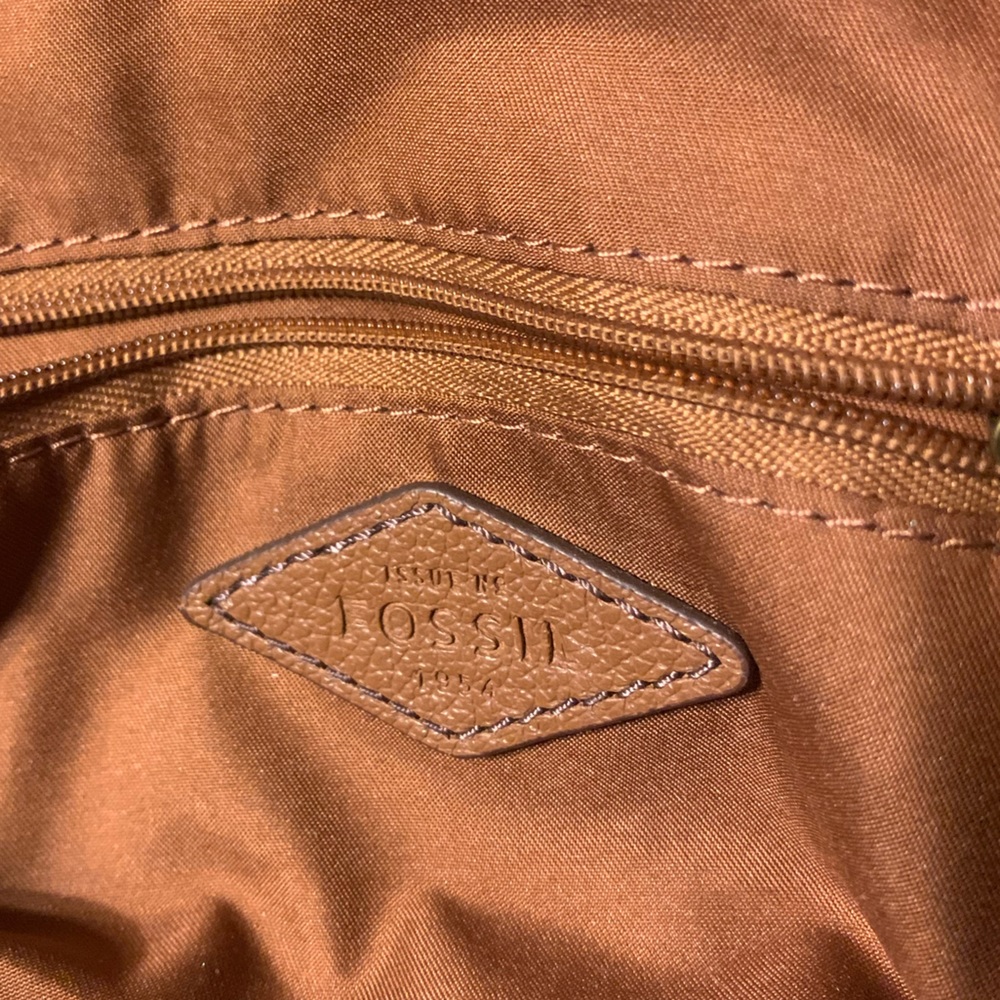 Leather Fossil purse has the key unique design - Picture 16 of 16